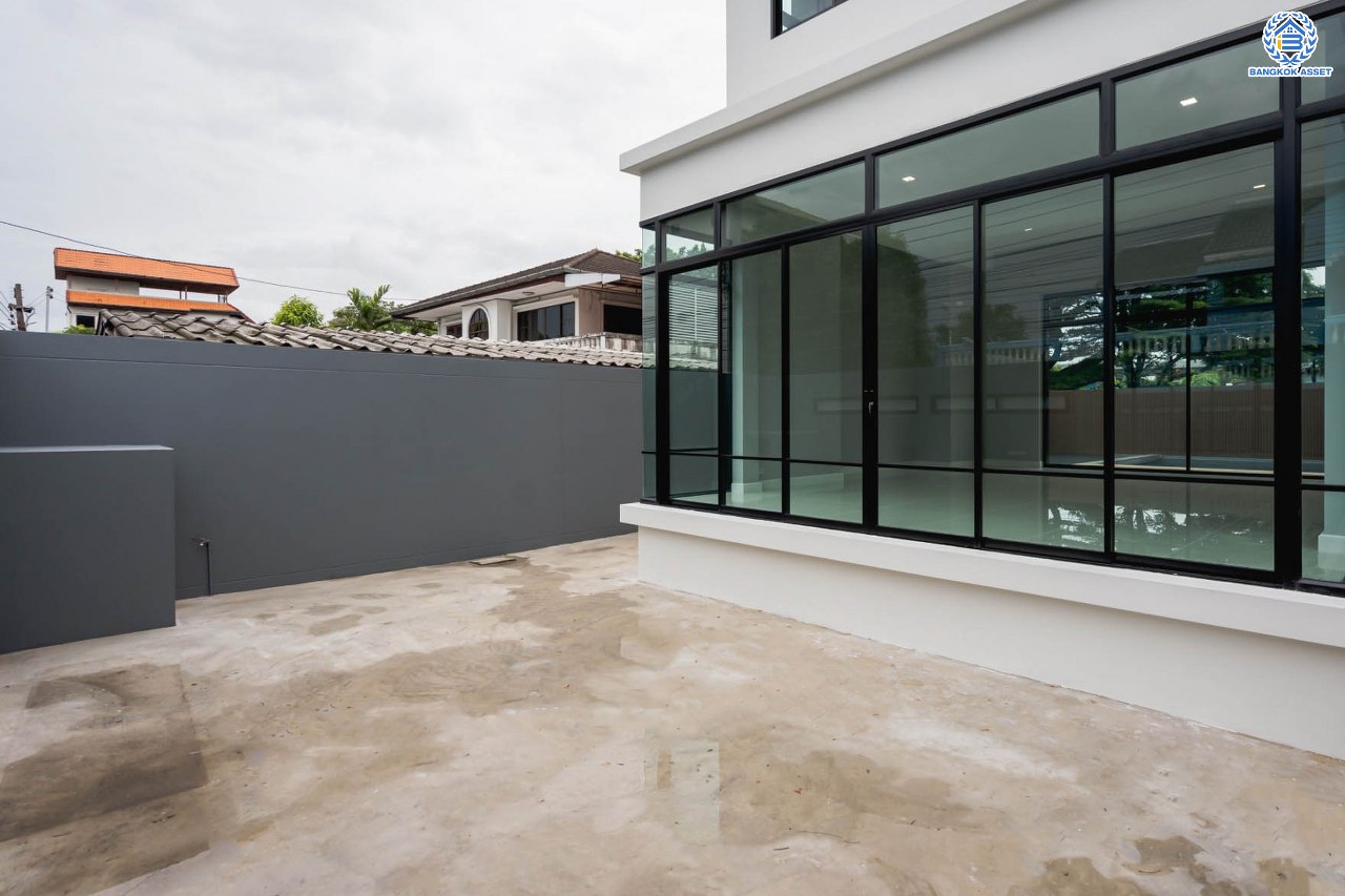 บ้านมือสองตกแต่งใหม่ ม.ซอย พหลโยธิน56 พหลโยธิน บ้านเดี่ยวหลังใหญ่ ภายในตกแต่งหรูหรา บนเนื้อที่เยอะถึง 98.60 ตร.ว. 3 ห้องนอน 3 ห้องน้ำ 2 ที่จอดรถ บรรยากาศเป็นส่วนตัว พร้อมมีสระน้ำในตัว บนพื้นที่กว่า 430 ตร.ม. บนทำเลที่ดี เชื่อมต่อถนน พหลโยธิน, ลำลูกกา, วิภาวดี-รังสิต เดินทางสะดวกใกล้รถไฟฟ้า สถานี "แยก คปอ, คูคต"